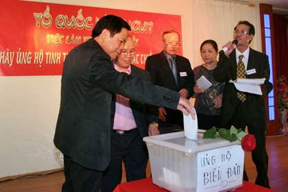 Vietnamese people in Germany donate to support soldiers stationed on islands